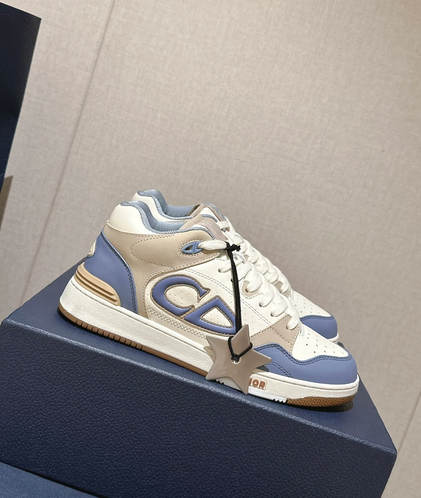 👟👟Ex-factory price 680👟👟. Dior 2024 model B57 popular casual shoe mid-top version, couple model, original explosion-proof one-to-one perfect reproduction, craftsmanship details in place, original customized materials, awesome, latest element combination, fashionable and casual personality, versatile Fabric: original fabric cowhide, mesh, electric embroidery plus 3D printing Inner: imported breathable mesh feet: original molding pad outsole: original one-to-one mold opening T👟👟Ex-factory price U Size: women’s size 35-40~men’s size 39-45